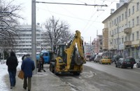 Започнаха да извозват снега около спирките / Новини от Казанлък