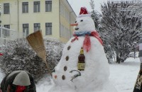 Снежен човек с продуктово позициониране е хит в Казанлък / Новини от Казанлък