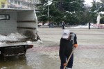 Почистват снега на площад “Севтополис“ / Новини от Казанлък