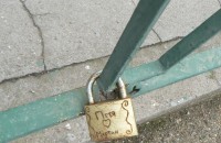 Казанлъчани заключват любовни катинари на два казанлъшки моста / Новини от Казанлък