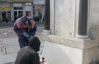 Майстори къртят новозалепени плоскости на Лъвовата чешма / Новини от Казанлък