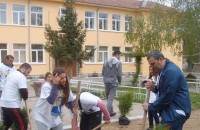 От партията на Бареков посадиха зеленина в казанлъшко училище на Цветница / Новини от Казанлък