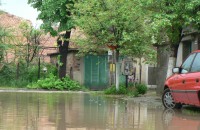 Едночасов проливен дъжд превърна казанлъшките улици в реки/Видео/ / Новини от Казанлък
