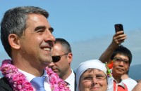 Президентът Плевнелиев се хвана на хорото по време на ритуала Розобер / Новини от Казанлък