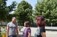 Борис Кърчев донесе нови пейки в ОУ “Кулата“  / Новини от Казанлък