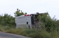 Микробус се обърна в крайпътна нива / Новини от Казанлък
