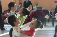 Казанлъшките двойки спечелиха медали на старта на Държавното първенство по спортни танци / Спортни новини от Казанлък