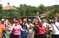 Доброволци разчистваха къщата на самотна възрастна жена от Турия, пострадала от пороя през юни / Новини от Казанлък