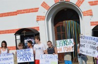 Деца пред храма: „Къде останаха християнските ценности?” / Новини от Казанлък