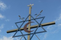 Казанлъчанин издигна 7 метров метален монумент обединяващ символите на три от основните религии / Новини от Казанлък