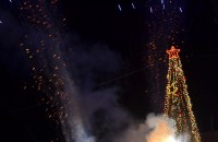 Красива и многоцветна грейна Коледната елха в Казанлък / Новини от Казанлък