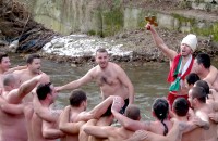 Стефан Ноев улови Богоявленския кръст в Казанлък /видео и снимки/ / Новини от Казанлък