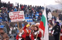 Кукери и плашилки от община Павел баня се вихриха в Симитли / Новини от Казанлък