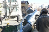 Ауди увисна на мост над Старата река в Казанлък / Новини от Казанлък