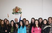 Ученици от СОУ „Екзарх Антим I“ гостуваха на областния управител / Новини от Казанлък