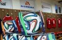 Нови екипи и топки за футболистите на Розова долина преди мача с Поморие / Спортни новини от Казанлък