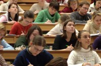 Студентите от  Павел баня получават стипендиите си / Новини от Казанлък