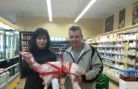 4 агнета с по каса бира подариха за Великден супермаркети “Казанлък “АД / Новини от Казанлък
