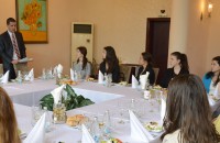 Кандидатките за короната „Царица Роза 2015“ на урок по етикет / Новини от Казанлък