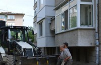 Кметицата реди нови плочки пред блока на секретарката си / Новини от Казанлък