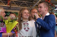 Абитуриентка от Казанлък облече рокля с народни шевици / Новини от Казанлък