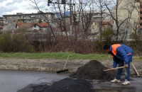 Във връзка с две граждански публикации в сайта Kazanlak.com в секция РепорТИ, които касаят неизправност в пътната настилка намираща се на булевард “Никола Петков“ 51 / Новини от Казанлък