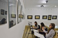 Ученици от Художествената гимназия рисуват в музей „Чудомир“ / Новини от Казанлък