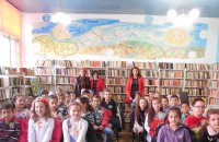 Празник на буквите за първокласниците на ОУ “Н. Вапцаров“ днес в библиотеката / Новини от Казанлък