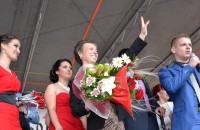 Абитуриенти и Михаела Филева на сцената на площад “Севтополис“ / Новини от Казанлък