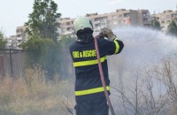 Потушиха пожар в близост до къщи в Казанлък / Новини от Казанлък