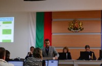 Съветниците на ГЕРБ и БСП един срещу друг на заседание на Общинския съвет и след него /видео/ / Новини от Казанлък