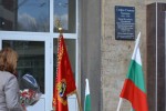 Кметът на Общината положи цветя на новата паметна плоча на Стефан Почеков / Новини от Казанлък
