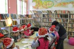 Правят картички в кампания за нови детски книги в Библиотеката / Новини от Казанлък