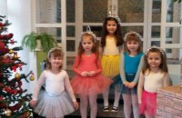 Деца от ДГ “Здравец“ с Коледен базар за стая за рехабилитация на децата с увреждания / Новини от Казанлък