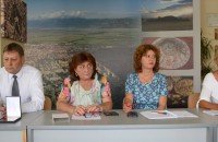 Нови принципи за пътуванията на общински служители в чужбина до побратимените градове / Новини от Казанлък