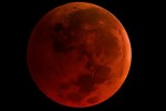 Тази вечер наблюдаваме най-дългото пълно лунно затъмнение за този век / Новини от Казанлък
