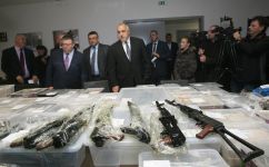 Незаконни оръжия от “Арсенал“ откриха ГДБОП при спецакция / Видео / Новини от Казанлък