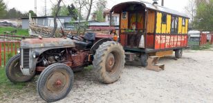 Французин, на околосветско пътешествие с ретро трактор, отседна на язовир Копринка / Новини от Казанлък