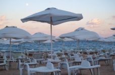 Никой не може да Ви задължи да ползвате комплект - чадър и шезлонги на морето / Новини от Казанлък