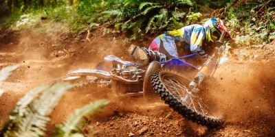 Участник в мотосъстезание пострада след сблъсък в дърво / Новини от Казанлък