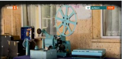 Въпреки дъжда, лятното кино в Овощник зарадва всички с българския филм “Кецове“ / Новини от Казанлък