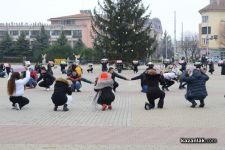 Казанлъшки и чуждестранни ученици направиха флашмоб в деня за солидарност / Новини от Казанлък