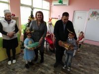 „Свят без граници“ зарадва децата на Мъглиж и Николаево с подаръци / Новини от Казанлък