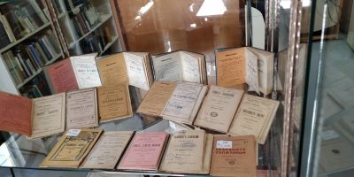 Библиотеката представя изложба на първия издател на театрални и музикални произведения / Новини от Казанлък