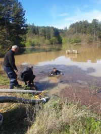 Водолази се гмурнаха да отпушат язовира край Павел баня / Новини от Казанлък