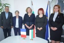 Посланикът на Франция на гости в Старозагорско. Раздава хранителни продукти на социално слаби в Николаево / Новини от Казанлък