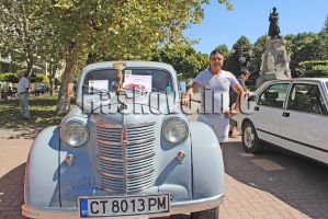 Москвич от 1954 г., собственост на казанлъчанин, обра овациите на ретро парад в Хасково / Новини от Казанлък