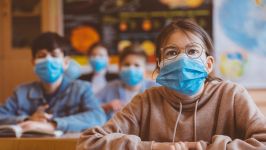 Учениците по време на час - с маска / Новини от Казанлък