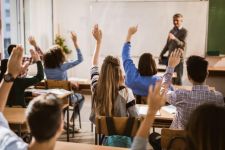 От днес, в част от училищата връщат всички ученици / Новини от Казанлък