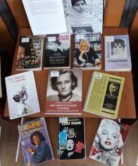 Библиотеката посвещава 8 март на жените, които промениха света / Новини от Казанлък